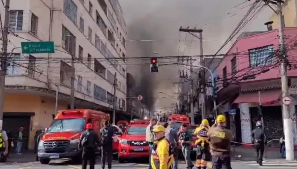 Incêndio de grandes proporções atinge shopping no Brás, em São Paulo