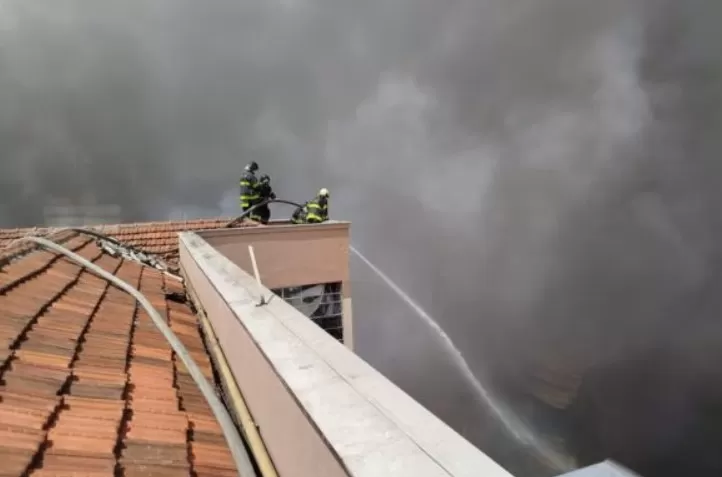Incêndio em compras no Brás entra na fase final e bombeiros seguem no local após 24 horas