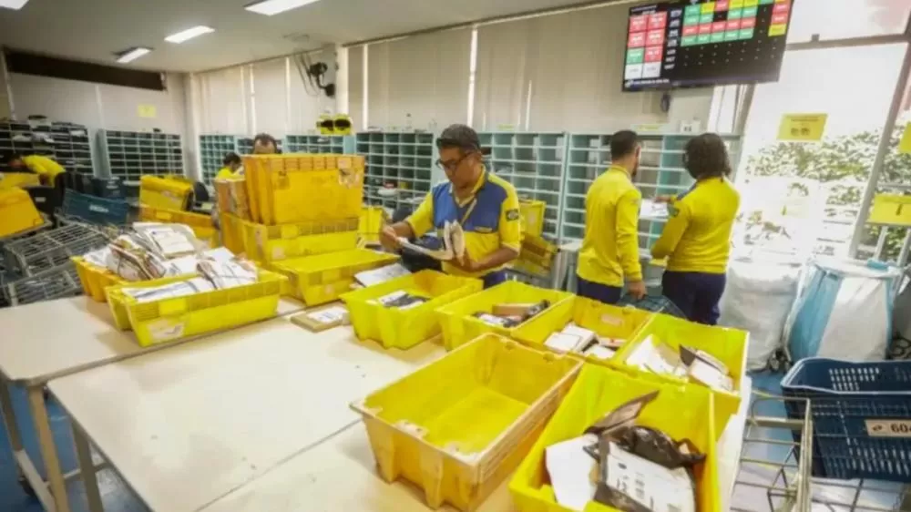 Leilão dos Correios traz airfryer, roupas e itens para casa; saiba como participar