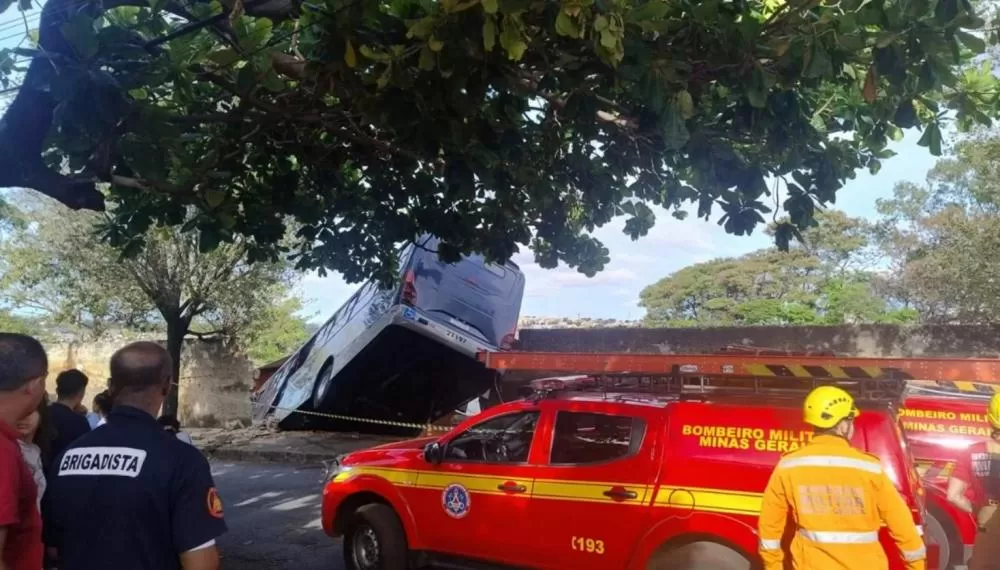 Ônibus perde o freio e colide com muro de creche em Belo Horizonte