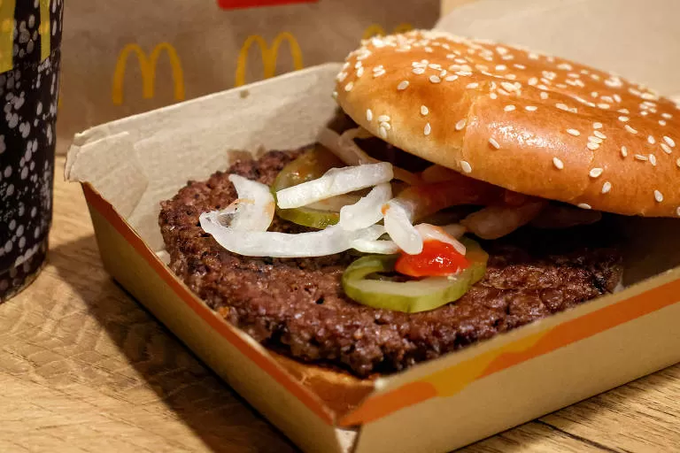 Cebolas em produtos do McDonald's são apontadas como causa de intoxicações nos EUA