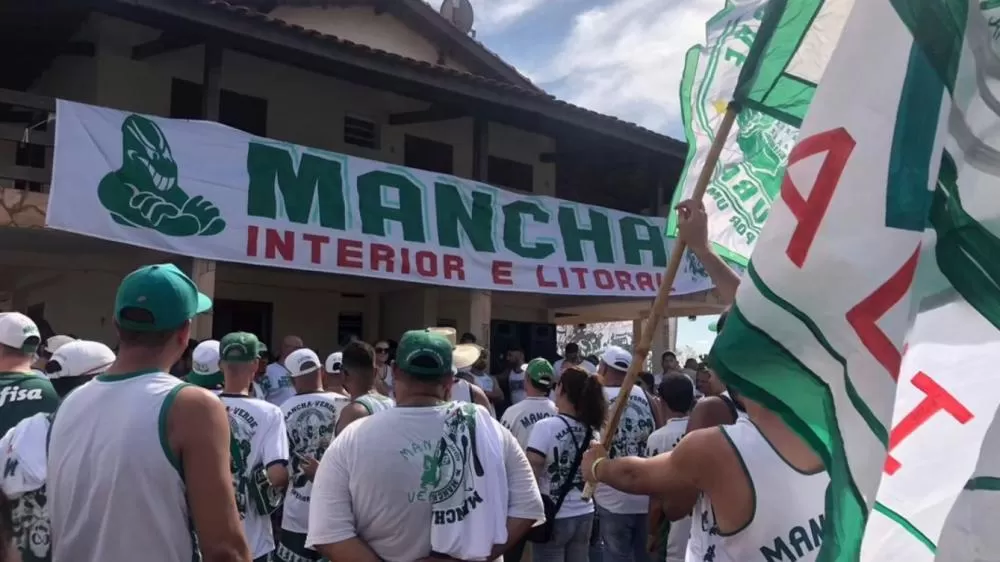 Polícia procura líderes da Mancha Verde e faz busca e apreensão na sede da organizada