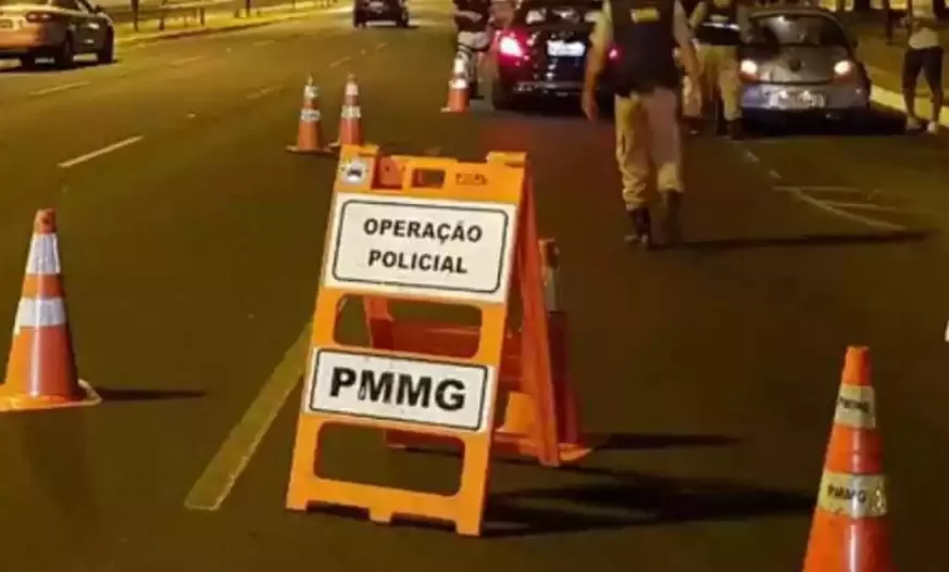 Polícia aborda pelo menos 10 veículos em blitz realizada em Pedro Leopoldo