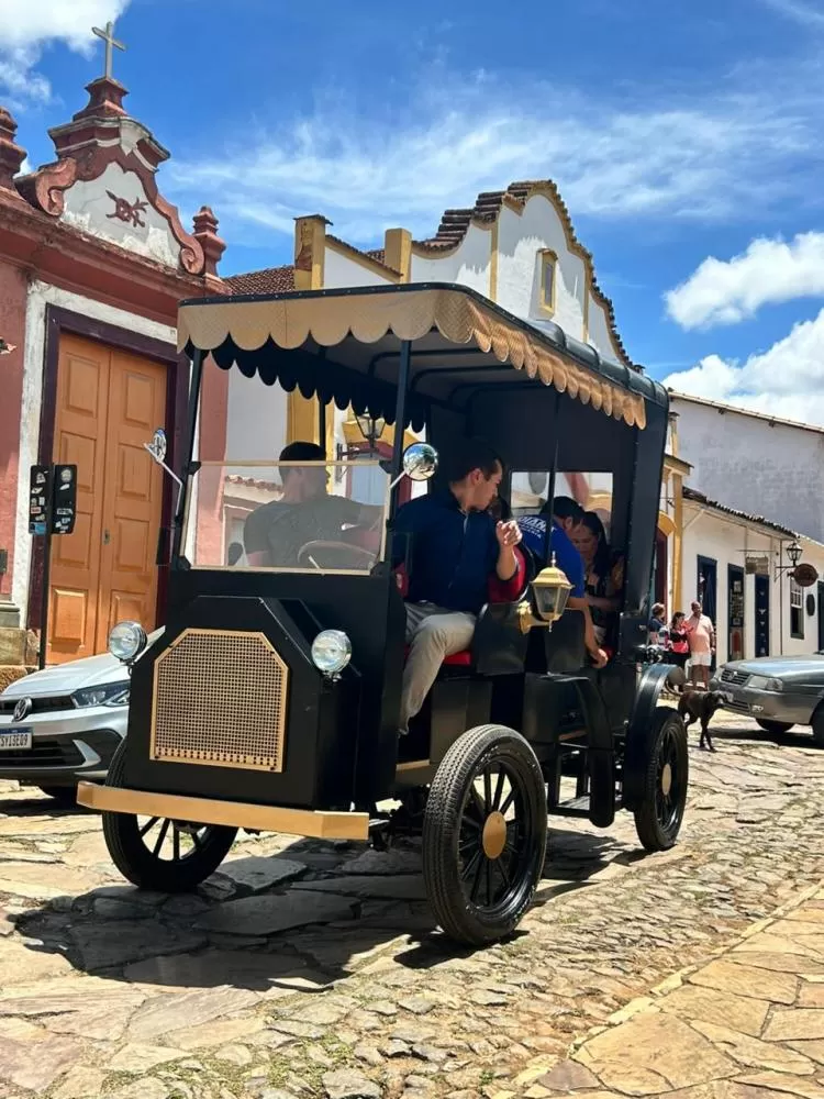 Tiradentes inicia substituição de veículos de tração animal por charretes elétricas 