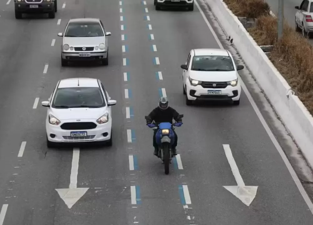 Belo Horizonte estuda motofaixa para motociclistas na avenida da capital