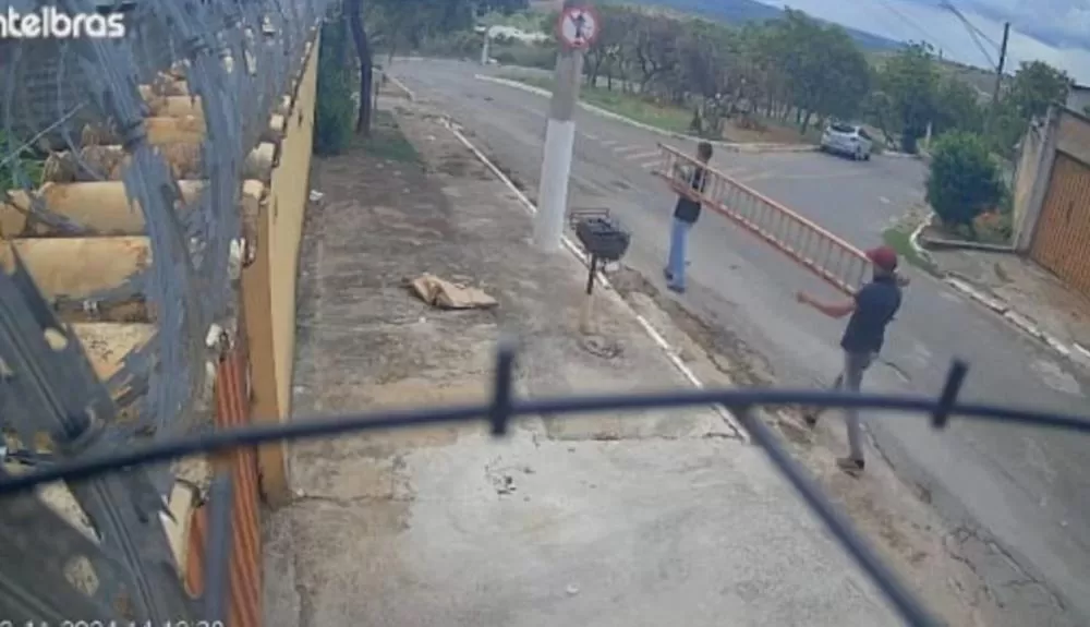 Homens furtam escada dobrável em garagem e levam a pé pelas ruas de Lagoa Santa