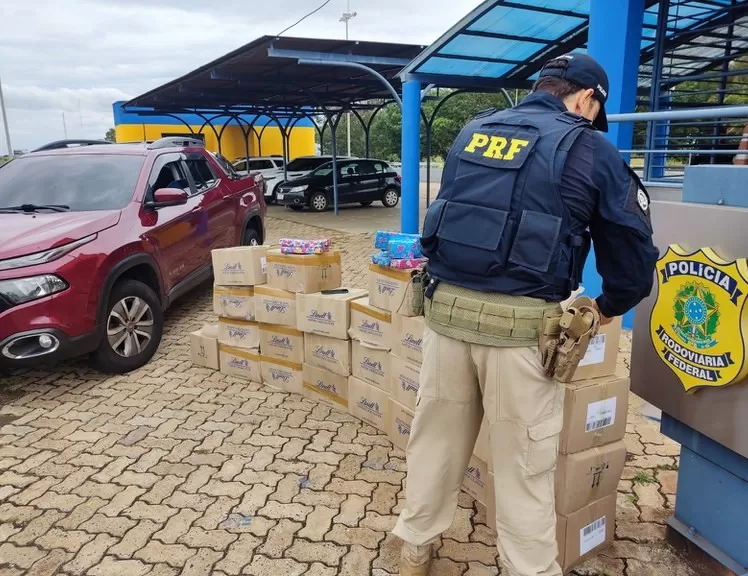 PRF apreende 400 kg de maconha em caixas de chocolate suíço em MG