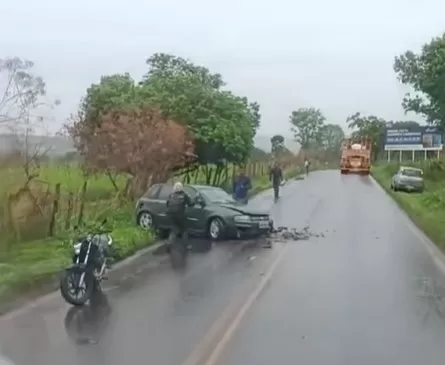 Acidente entre carro e caminhão causa bloqueio parcial na MG-424 em Prudente de Morais