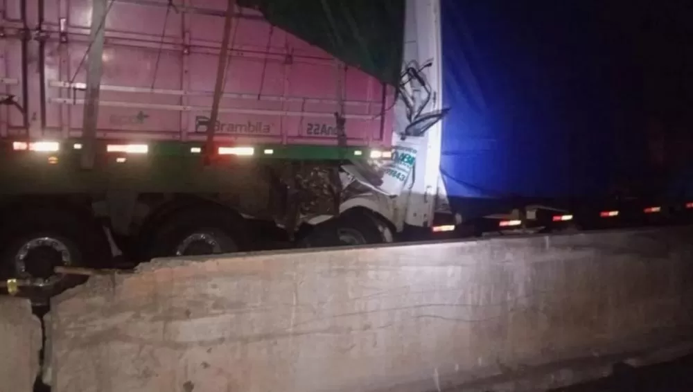 Acidente grave entre carro, carreta e caminhão deixa um morto na BR-381 em Minas