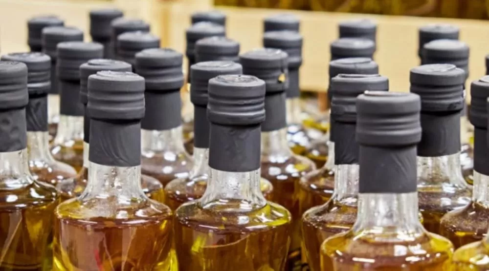 Mineiros são presos em galpão que produzem azeite falsificado para supermercados no Rio