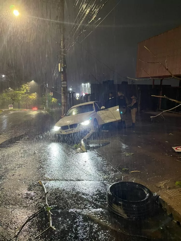 Homem é preso após assediar jovem em boate de BH, tenta fugir e colidir BMW em árvore