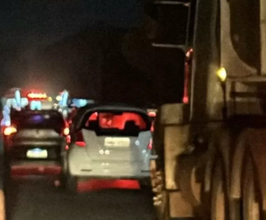 Acidente na MG-424 deixa motociclista em estado grave após colisão com caminhão