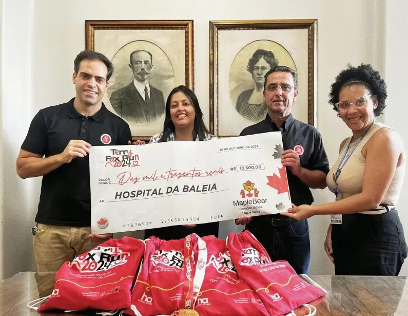 Maple Bear entrega cheque arrecadado na corrida Terry Fox Run em prol do combate ao câncer infantil