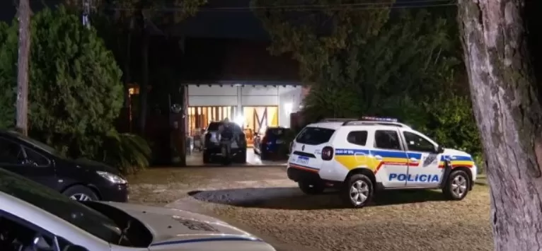 Bandidos invadem casa na Pampulha e levam R$ 300 mil em joias e fuzil