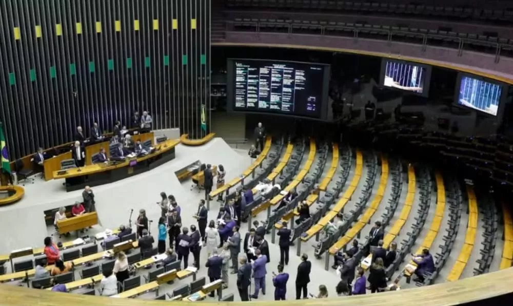 PEC que acaba com escala 6x1 ultrapassa número mínimo de assinaturas e avança no Congresso