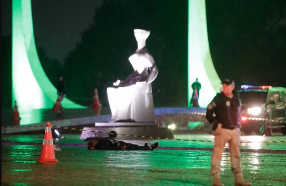 Bope encontra explosivos e temporizador junto ao corpo na Praça dos Três Poderes