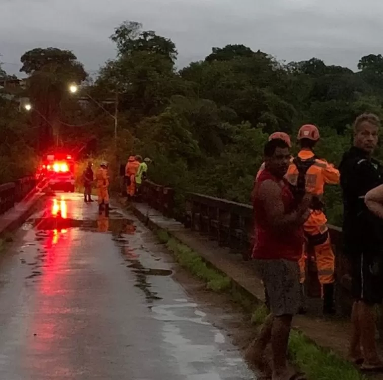 Carro despenca de ponte sobre o Rio das Velhas entre Lagoa Santa e Jaboticatubas 