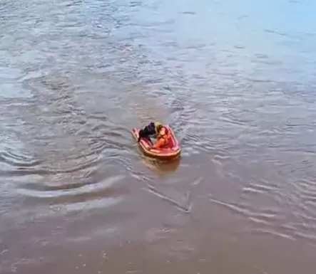 Bombeiros seguem nas buscas por vítima de acidente no Rio das Velhas