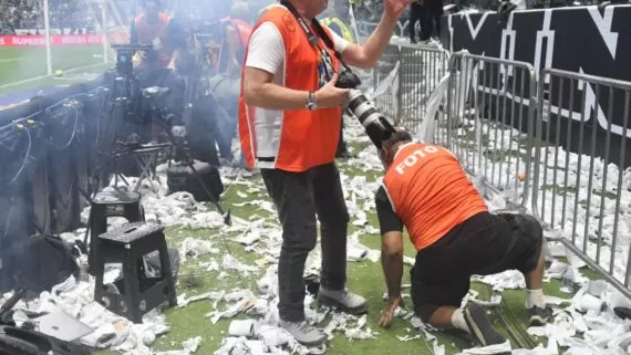 Suspeito de ferir fotógrafo com bomba na Arena MRV lançou outros 24 objetos e não tem vínculo com torcida organizada