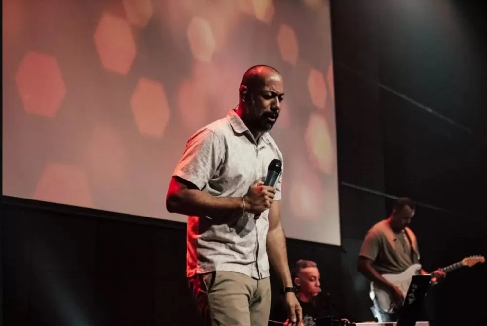 Ian Douglas grava “A Igreja Reunida” em Santa Luzia durante noite de adoração e intimidade
