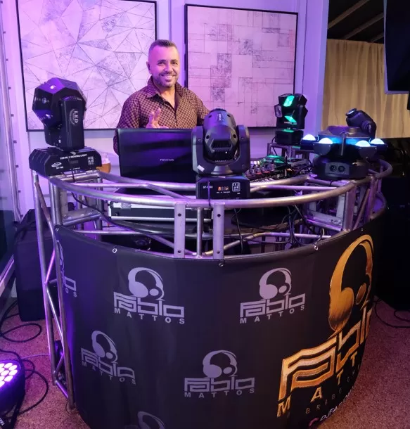 DJ Fábio Mattos agita festa de capa da Revista Destaques de Impacto