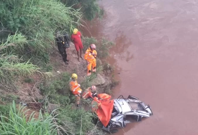 Corpo de motorista é encontrado em carro retirado do Rio das Velhas