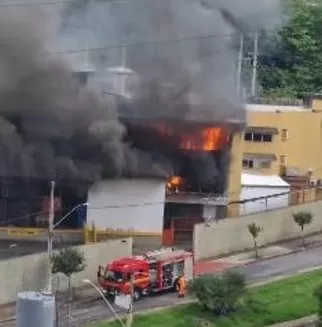 Incêndio de grandes proporções atinge fábrica de pães na região Nordeste de BH