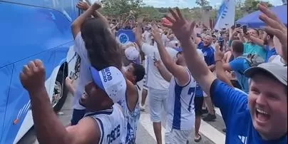 Cruzeiro recebe apoio da torcida antes de embarcar para a final da Sul-Americana