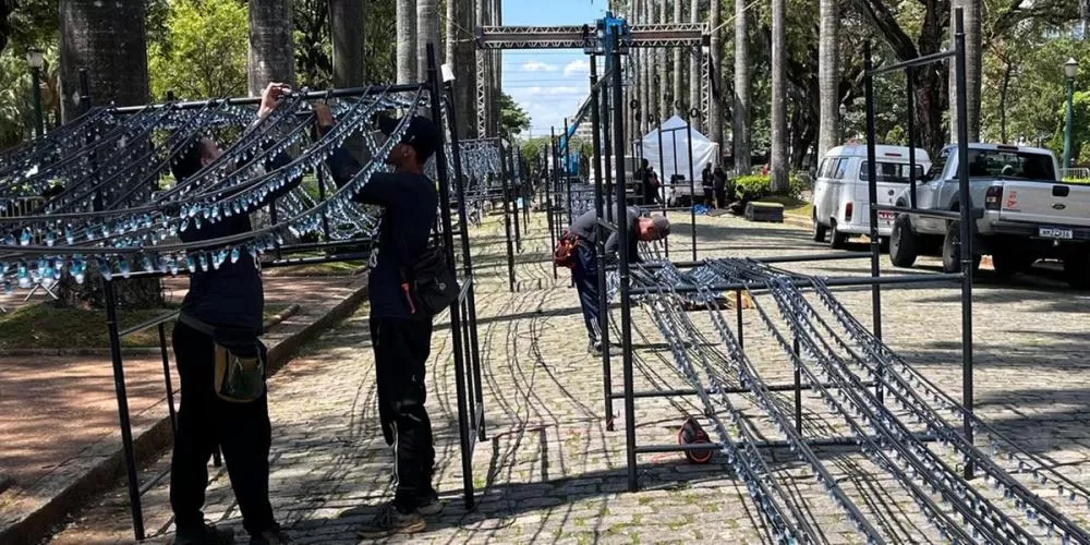 Praça da Liberdade se prepara para inauguração da iluminação de Natal nesta sexta-feira