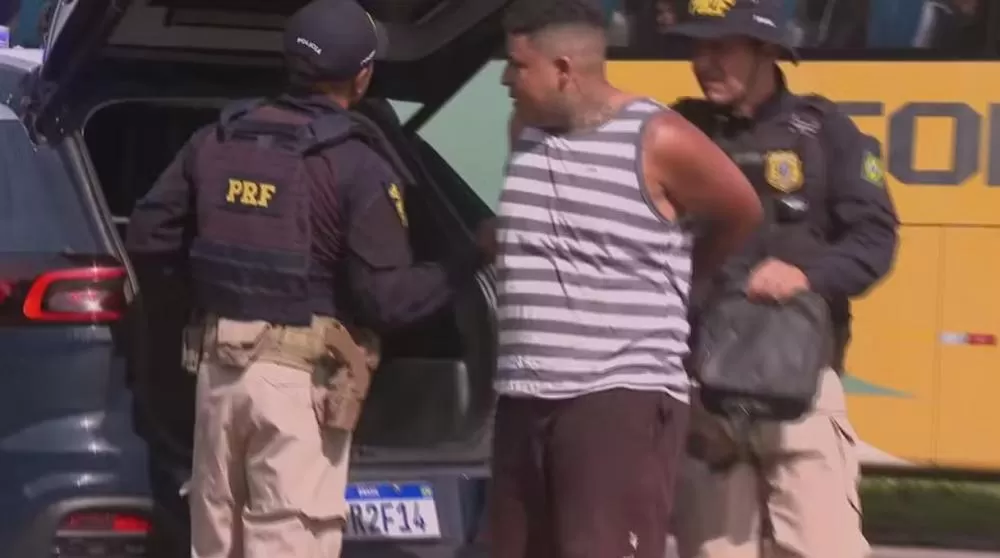 Mulher pula de carro em movimento para escapar do ex e busca ajuda na blitz da PRF em Minas