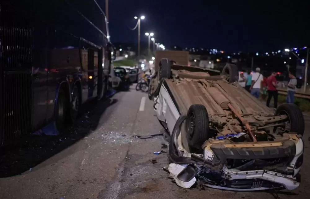 Ônibus perde freio e causa acidente com 15 carros no Anel Rodoviário de BH