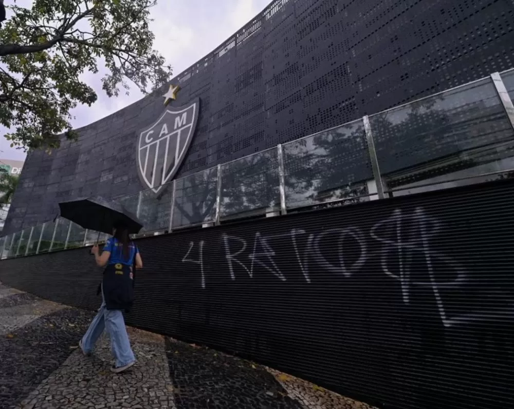 Sede do Atlético é pichada em ato contra donos da SAF