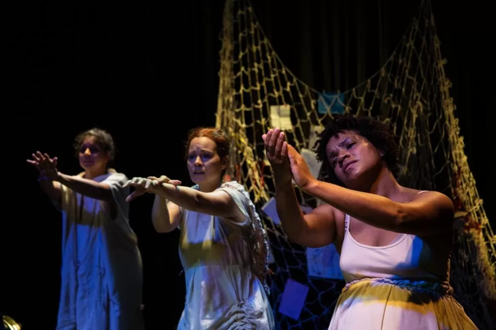 Ribeirão das Neves recebe espetáculo de teatro emocionante sobre as mulheres e as guerras do cotidiano