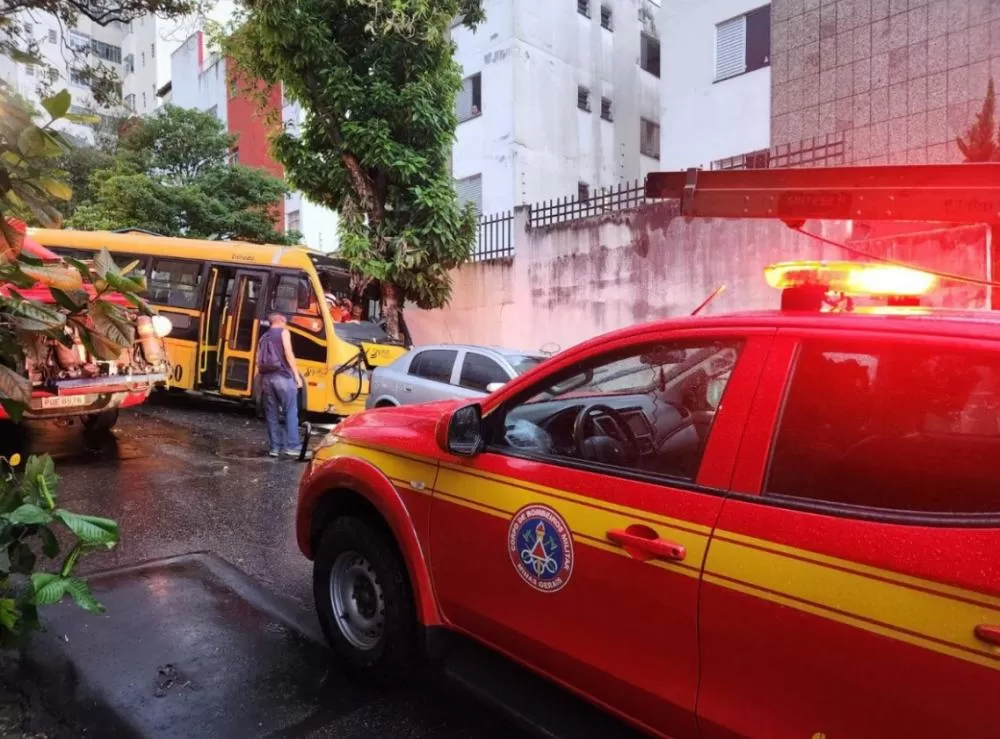 Ônibus escolar bate em árvore em BH: crianças ficam feridas e motorista é resgatado das ferragens
