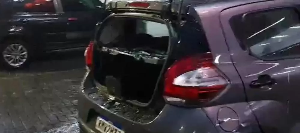 Raio provoca explosão em vidro de carro e danos a prédio durante temporal na Grande BH