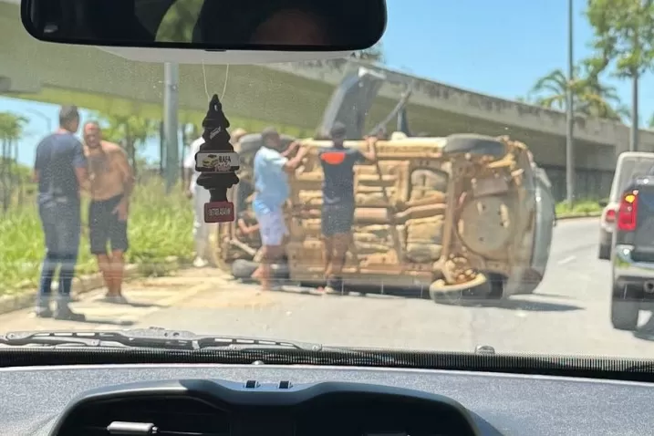 Acidente na entrada de Lagoa Santa deixa carro capotado mas sem vítimas graves