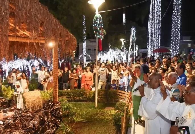 Vespasiano ilumina a cidade com decoração natalina em diversos pontos