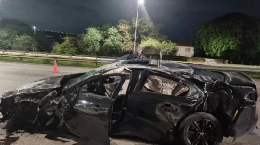 Carro de luxo capota na MG-10 e mobiliza bombeiros na Grande BH
