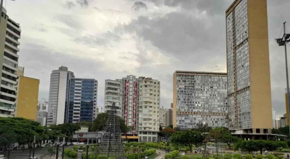 Céu nublado e alerta de chuvas fortes marcam o domingo na região de Belo Horizonte