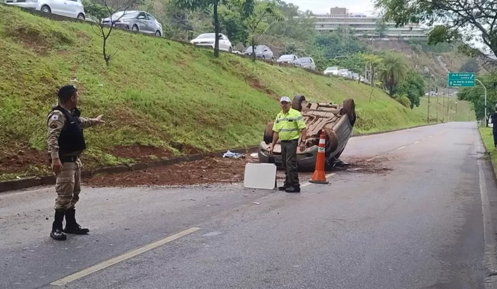 Carro capota e deixa jovem ferida em acidente na Raja Gabaglia, complicando trânsito na região
