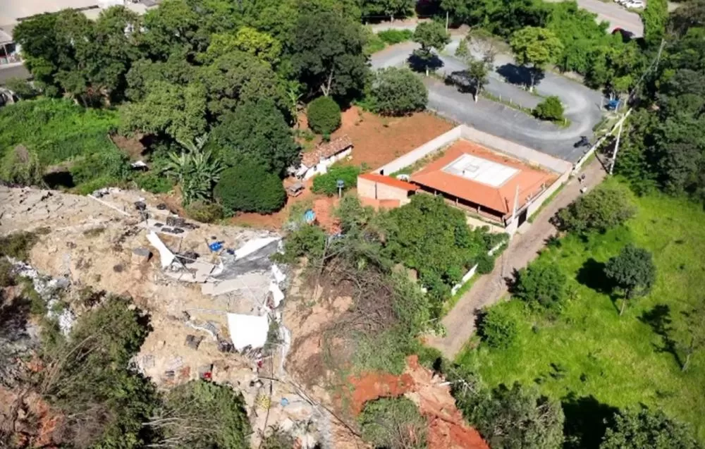 Mina de ouro é interditada após deslizamento desalojar 255 pessoas em MG