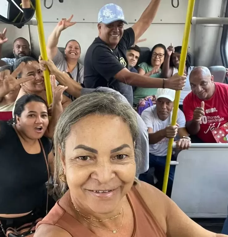 Passageiros de Lagoa Santa, Santa Luzia e Neves fazem amigo oculto no ônibus da Grande BH