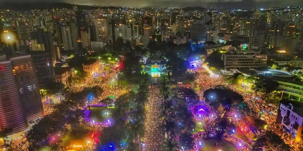 Reveillon 2025 na Praça da Liberdade promete shows, arte e espetáculo de drones
