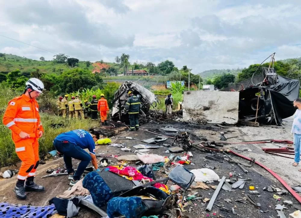 Tragédia na BR-116: acidente entre ônibus, carreta e carro deixa ao menos 22 mortos em Teófilo Otoni