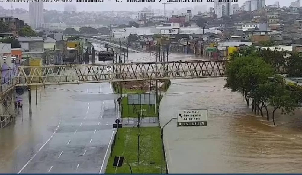 Chuva intensa alaga Avenida Cristiano Machado e fecha trânsito em BH