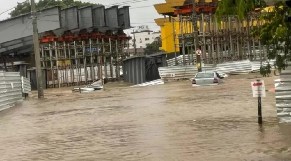 Bombeiros resgataram pessoas ilhadas em Ribeirão das Neves e Belo Horizonte após fortes chuvas