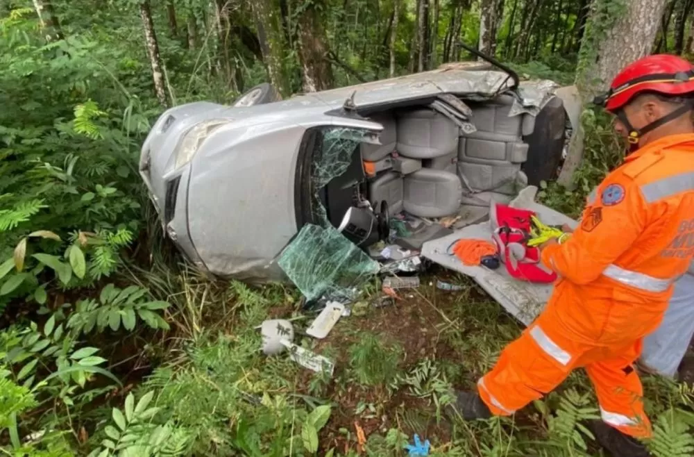 Carro capota e cai em barranco na BR-381, deixando família ferida em João Monlevade