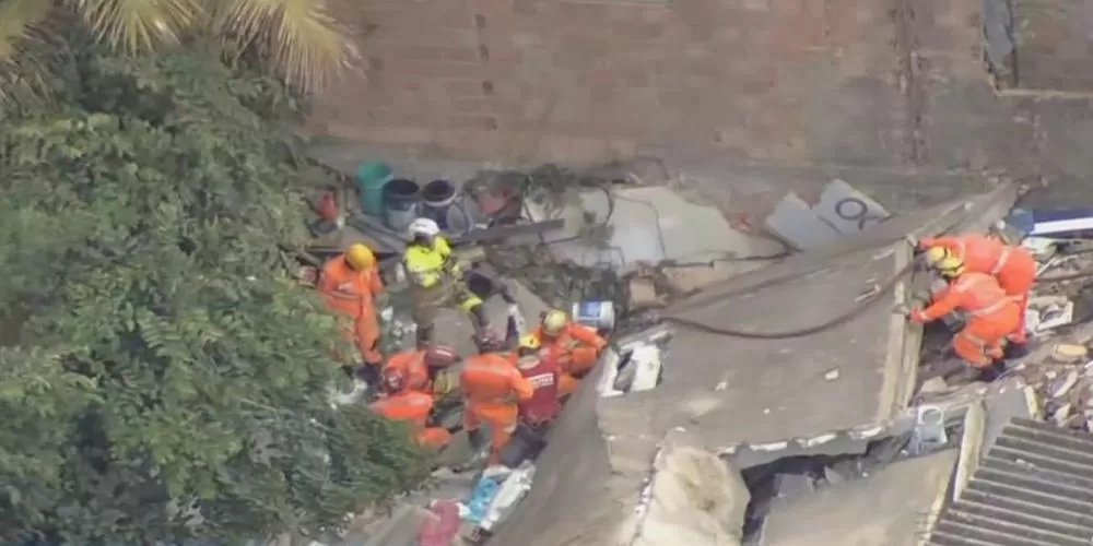 Adolescente é resgatada de escombros após desabamento de casa em BH