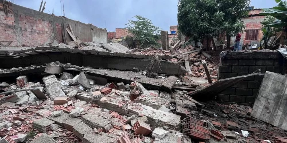 Casa em construção desaba após fortes chuvas no bairro São Gabriel em BH