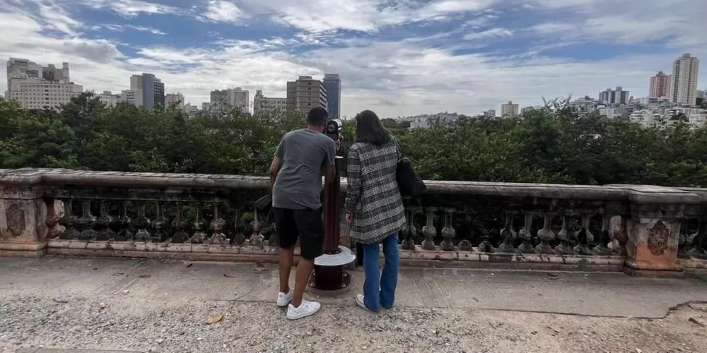 Rua Sapucaí em BH recebe lunetas de observação gratuitas após seis anos de ausência